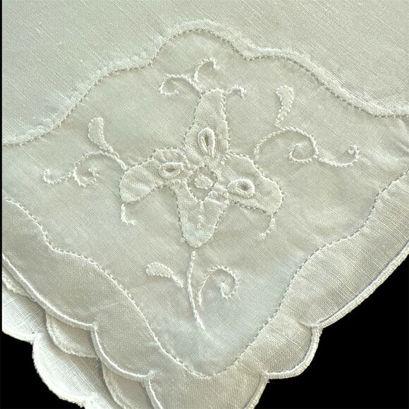 Set of 12 Madeira Linen Napkins Shadow Embroidery Scalloped 16.5” White - Picture 3 of 4